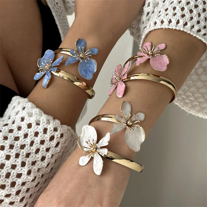 Bracelet Manchette Fleur Émaillée – Plaqué Or, Rose Blanc Bleu