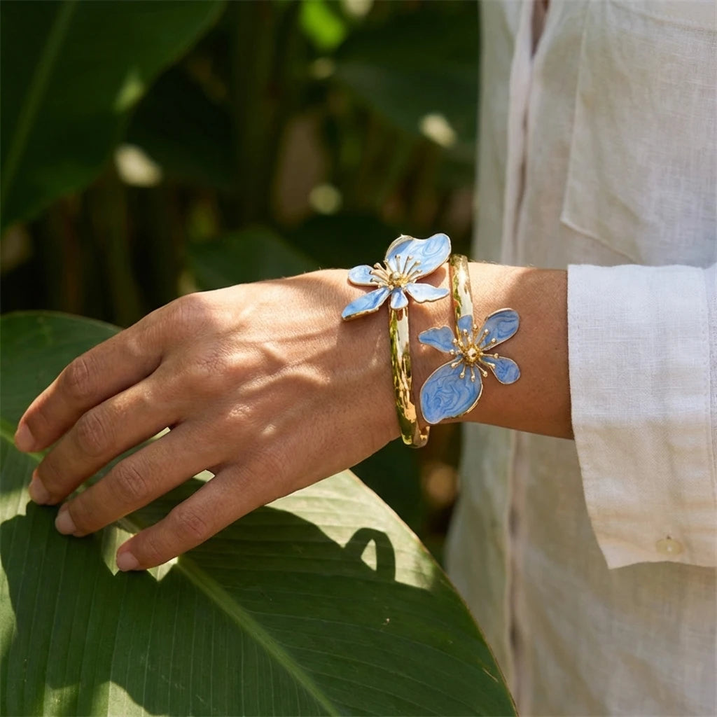 Bracelet Manchette Fleur Émaillée – Plaqué Or, Rose Blanc Bleu