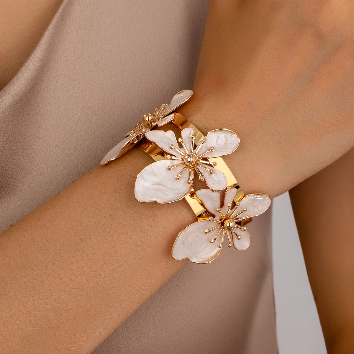 🌸 Bracelet Fleurs Douceur — Manchette Plaquée Or